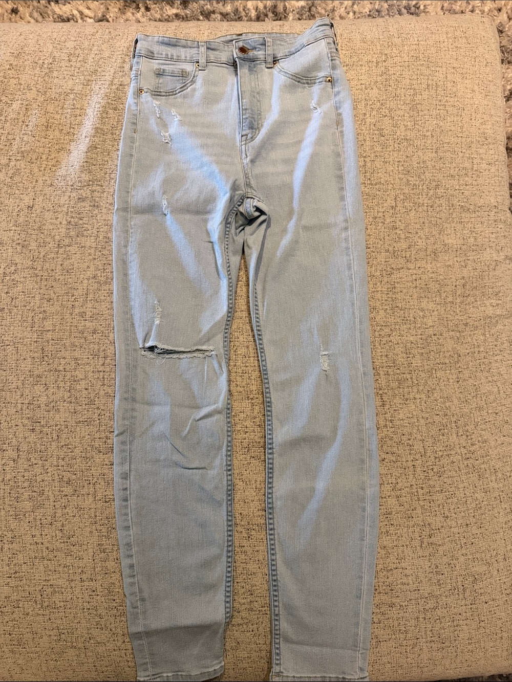 H&M Light Wash Distressed Women’s Jeans Size 6